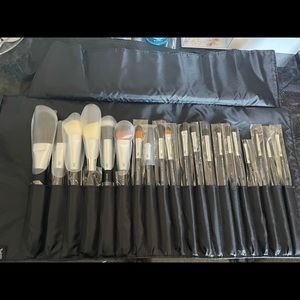LAST DAY BEFORE BREAK!! Beautiful professional Omnia makeup brushes.